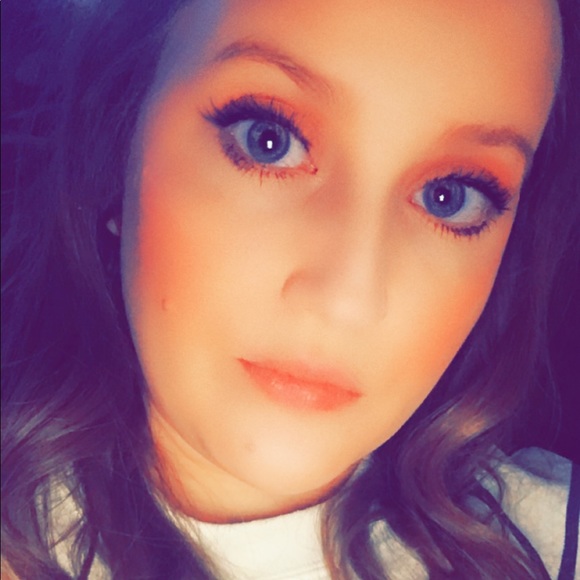 MEET YOUR POSHER 🥰 - Picture 1 of 3